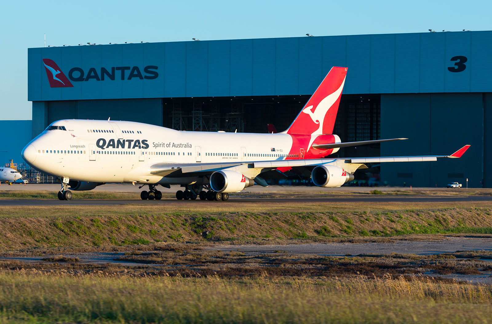 The last of Qantas' 747 fleet, VH-OEJ, at Brisbane Airport 15 July 2020